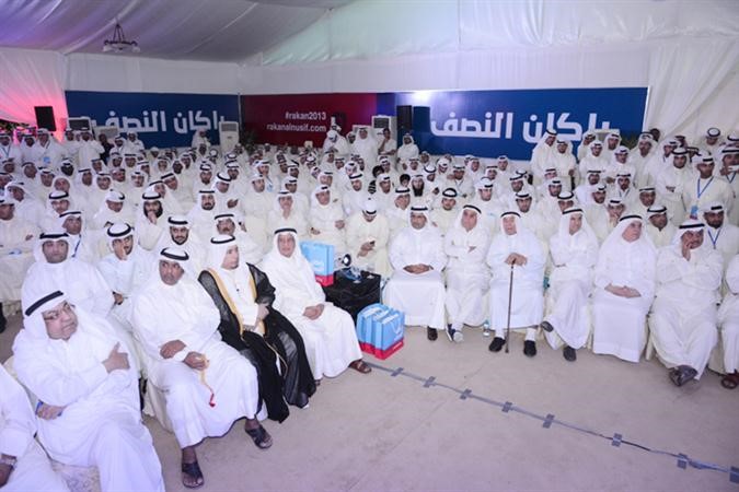 جانب من الحضور الحاشد يستمعون الى راكان النصف