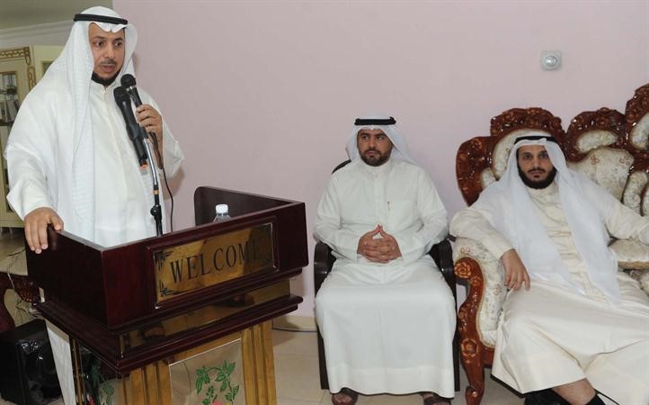 مرشح الدائرة الثالثة يحيى الدخيل متحدثا خلال الندوة