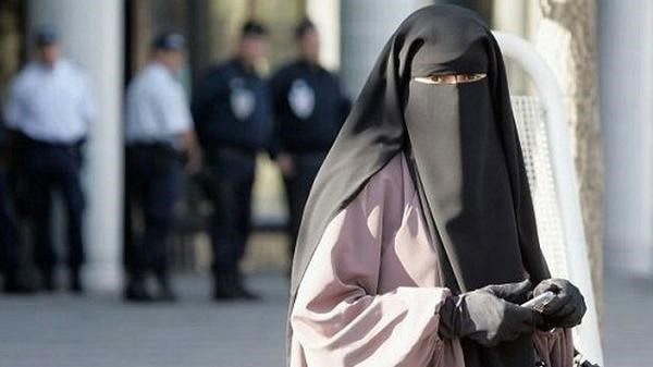 منتقبة