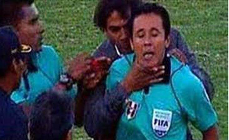 بالفيديو.. مدرب غاضب «يخنق» حكماً ويتسبب بإلغاء مباراة 