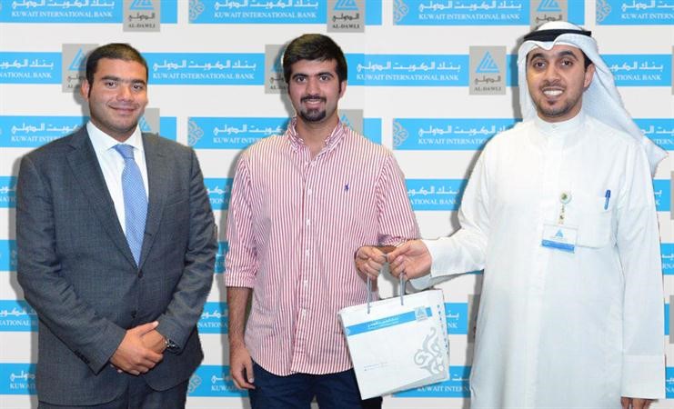 فهد السرحان يقدم الجائزة للفائز في مسابقة الانستغرام