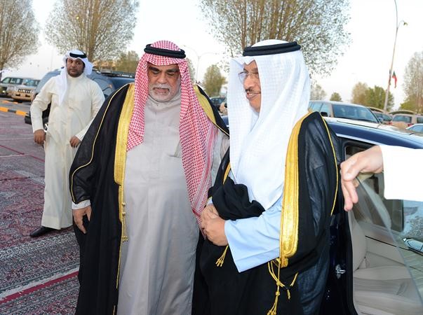 سمو الشيخ جابر المبارك لدى وصوله الى نادي ضباط الجيش وفي استقباله الشيخ احمد الخالد﻿