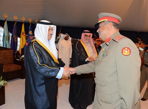 احد الضباط مرحبا بسمو الشيخ جابر المبارك﻿