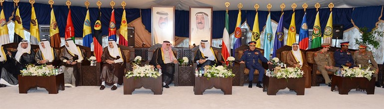 سمو الشيخ جابر المبارك والشيخ احمد الخالد والشيخ سلمان الحمود والشيخ محمد العبدالله والفريق الركن الشيخ خالد الجراح وعدد من الشيوخ وكبار الضباط﻿