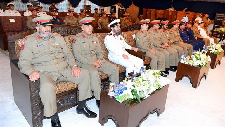 وعدد اخر من الحضور﻿