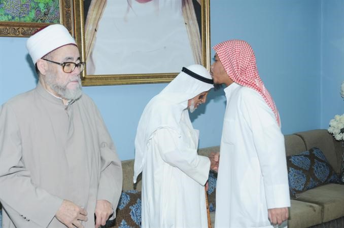 احد الحضور يهنئ العم يوسف الحجي﻿