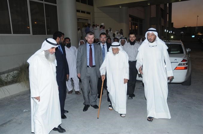 د عبدالله المعتوق في استقبال يوسف الحجي لدى وصوله﻿