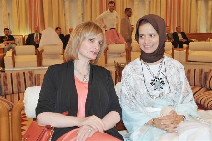 دفاتن الميلم مع احدى المشاركات﻿