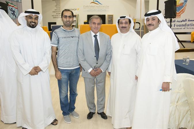 مخالد الحسن يتوسط بعض المخترعين﻿