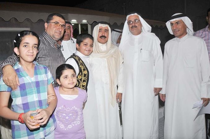 الزميلان احمد الجارالله واحمد ابو سيدو مع بعض المشاركين في الحفل﻿