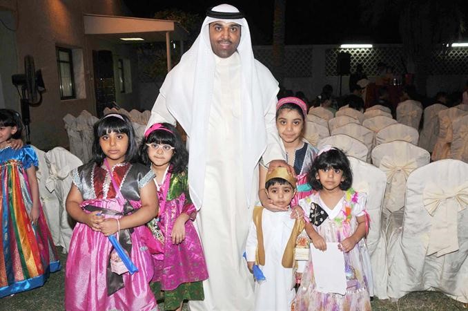 الزميل نافع الظفيري مع اطفاله﻿