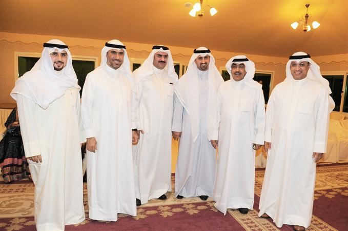 الشيوخ نمر المالك وامير المالك وسلطان المالك والزميلان عدنان الراشد وبدر الحماد يهنئون صلاح الغزالي 	قاسم باشا﻿
