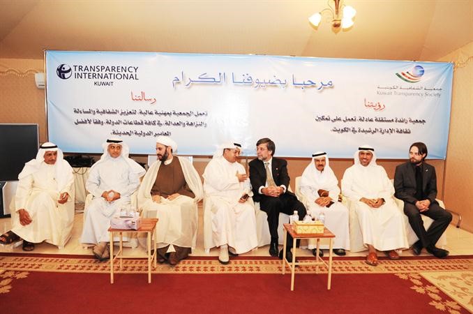 المستشار فيصل المرشد وصلاح الغزالي وعدد من الحضور﻿