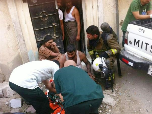 رجال الطوارئ الطبية يقدمون الاسعافات الاولية لاحد المصابين