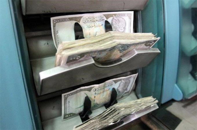 السجن بين 3 و10 سنوات لكل سوري يتعامل بغير الليرة