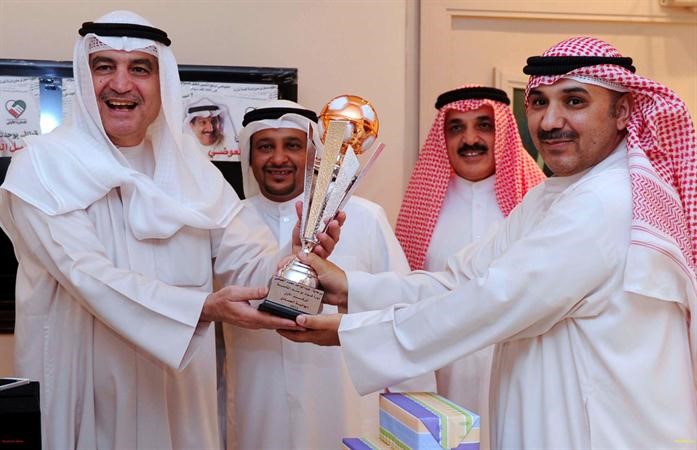  عبدالواحد العوضي وياسر الحاي يكرمان ديوانية الشلال الفائز بالمركز الاول في الدورة﻿