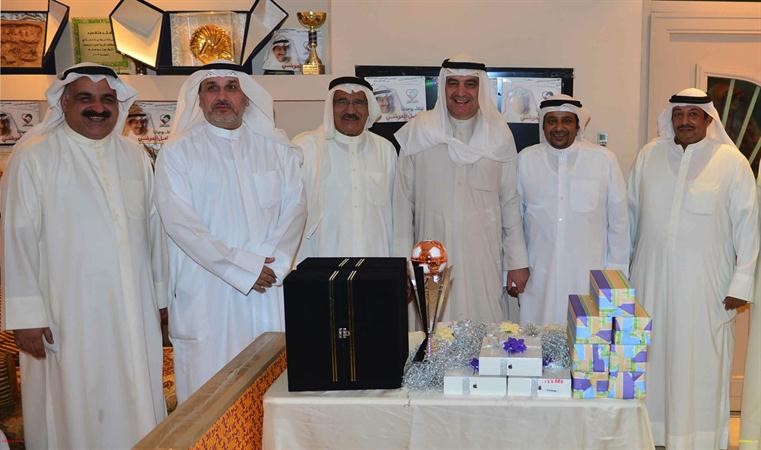  عبدالواحد العوضي وياسر الحاي يتوسطان بعض المشاركين في الدورة﻿