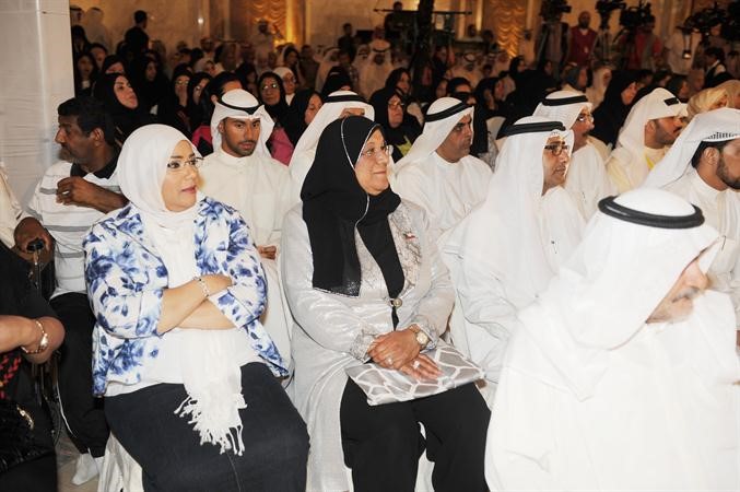 دمعصومة المبارك تتوسط الحضور﻿