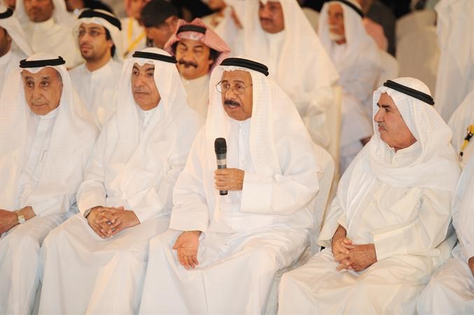عباس الخضاري متحدثا والى جانبه فهد الراشد﻿