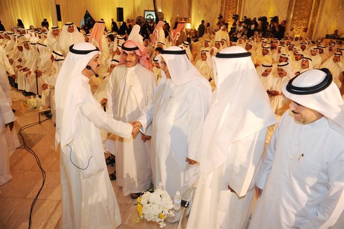 علي الراشد مصافحا احد ابناء الدائرة﻿