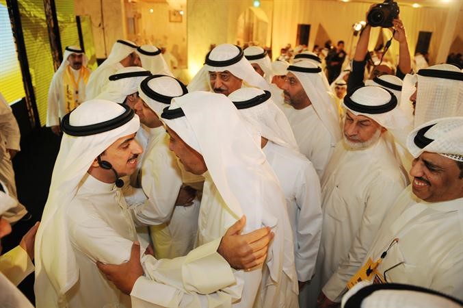 علي الراشد محتفيا باحد الناخبين﻿