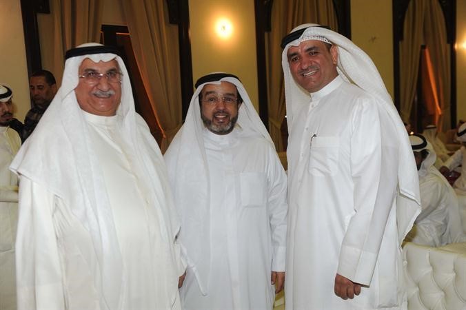 6ناصر المري متوسطا اثنين من ابناء الدائرة الخامسة