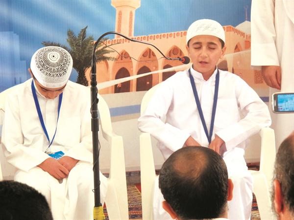 محمد يقرا القران على الحضور