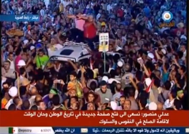 بالفيديو.. لحظة دخول ضابط شرطة مصري مختطف إلى رابعة العدوية