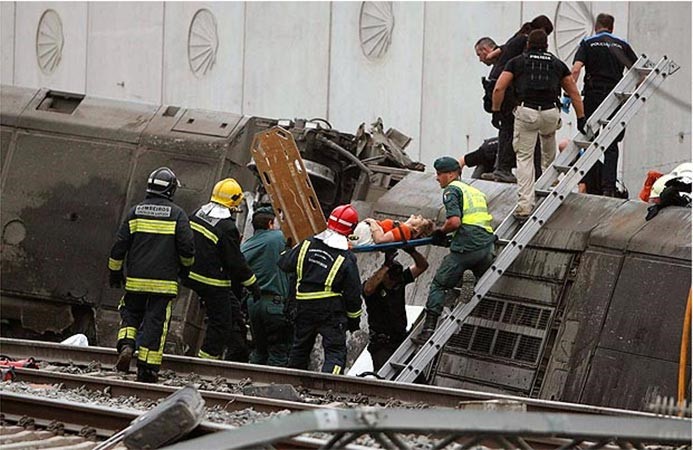 بالفيديو.. لحظة خروج قطار الموت في اسبانيا عن سكته.. ومقتل 77 شخصاً بإحدى أكبر الكوارث بتاريخ البلاد