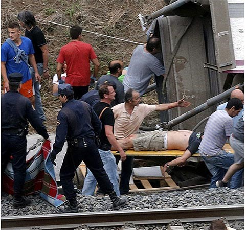 بالفيديو.. لحظة خروج قطار الموت في اسبانيا عن سكته.. ومقتل 77 شخصاً بإحدى أكبر الكوارث بتاريخ البلاد