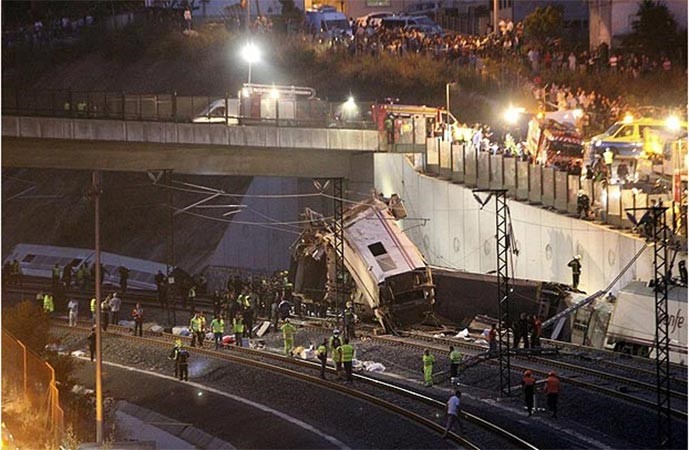 بالفيديو.. لحظة خروج قطار الموت في اسبانيا عن سكته.. ومقتل 77 شخصاً بإحدى أكبر الكوارث بتاريخ البلاد