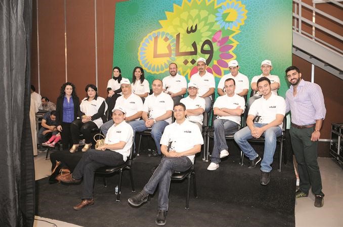 عدد من الزملاء في استديو البرنامج