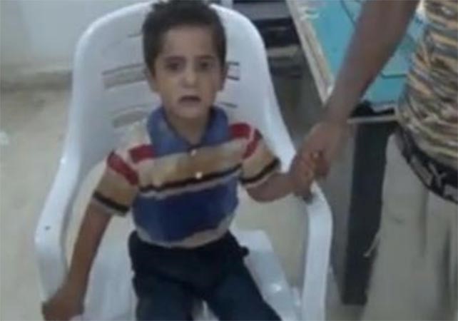 بالفيديو.. طفل سوري يرتجف جسده بعد إخراجه من تحت الأنقاض