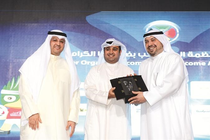 الشيخ طلال الفهد والشيخ طلال المحمد اثناء تكريم ممثل شركة زين ﻿