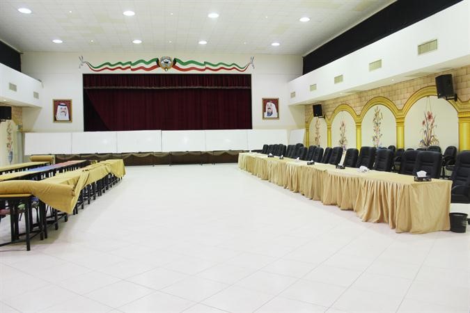 تجهيز المكاتب والكراسي والسبورات﻿