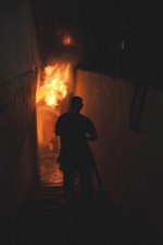 احد رجال الاطفاء يتعامل مع حريق الجليب﻿