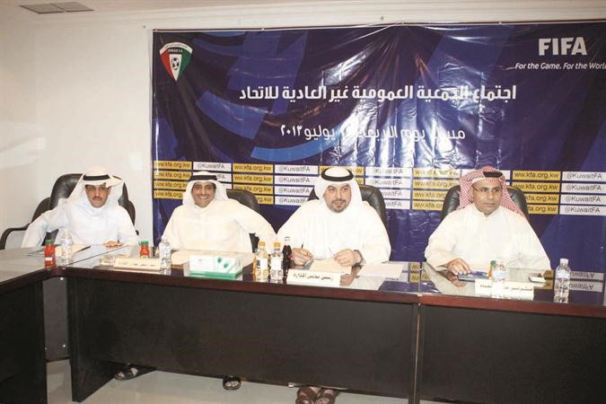رئيس اتحاد الكرة الشيخ دطلال الفهد مترئسا اجتماع العمومية 