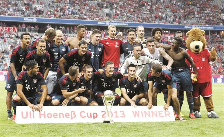 لاعبو بايرن ميونيخ يتوجون بكاس هونيس بعد الفوز على برشلونة وديا رويترز