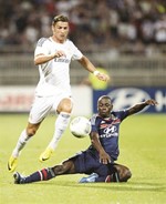 نجم ريال مدريد كريستيانو رونالدو يمر من مدافع ليون افپ
