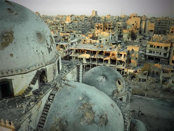 صورة من شبكة شام تظهر الدمار الذي لحق بقباب مسجد خالد بن الوليد والاحياء المحيطة نتيجة قصف قوات النظام افپ 