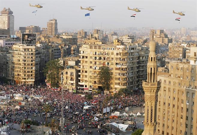 صورة ارشيفية لتحليق الطائرات المصرية فوق المتظاهرين في ميدان التحرير في تظاهرات 3 يوليو الجاري رويترز