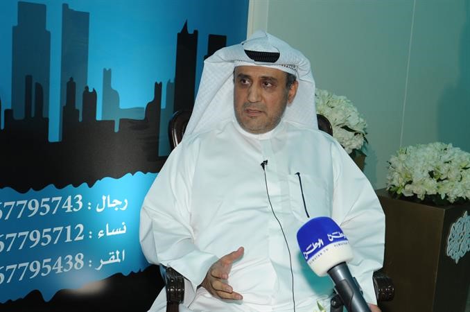 عبدالرحمن النصار متحدثا الى الحضور قاسم باشا