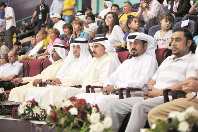 الشيخ طلال المحمد وخالد سلمان وخالد حبيب يتابعون المباريات ﻿