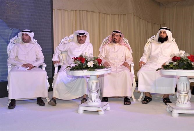 فرز المطيري متوسطا بعض الحضور خلال الندوة