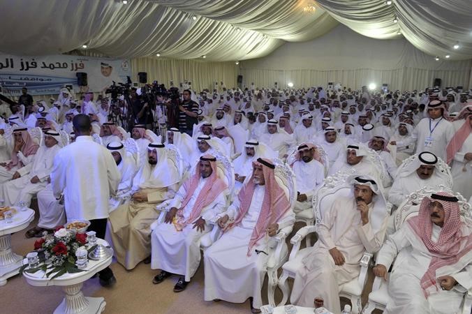 ناخبو الدائرة يستمعون لفرز المطيري