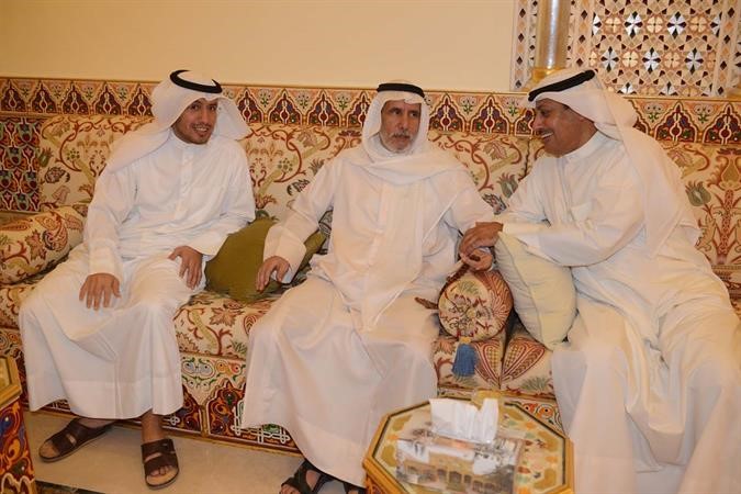 النائب السابق ومرشح الدائرة الخامسة غانم الميع في حوار مع بعض ابناء الدائرة
