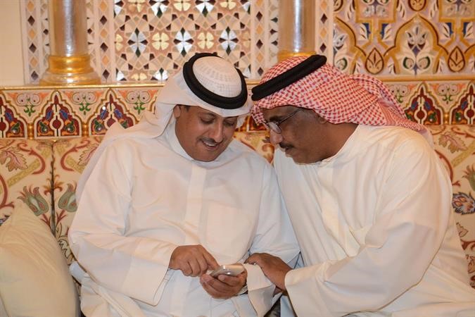 حديث بين غانم الميع واحد الحضور
