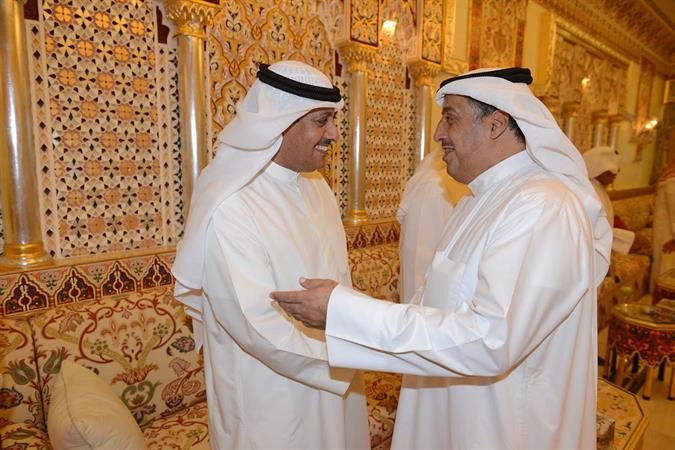 غانم الميع محتفيا باحد الناخبين
