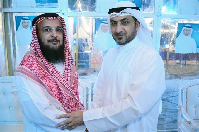 احمد الشريع محتفيا باحد الناخبين
﻿