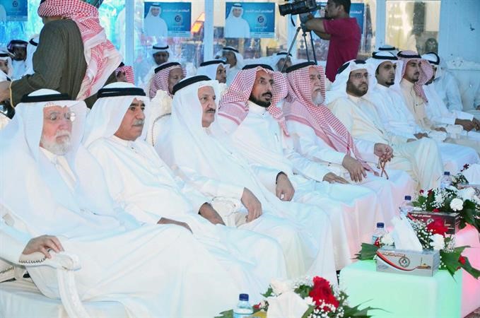 وجهاء الدائرة يستمعون لاحمد الشريع﻿